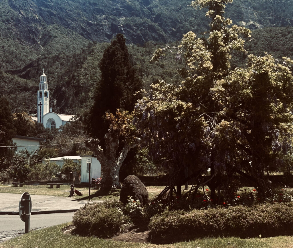photographie de la série intitulé "ville de cilaos" qui rend compte des enjeux économiques de la ville