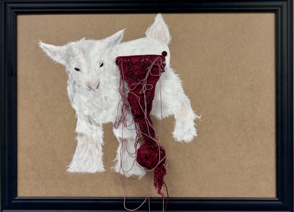 Peinture de brebis dans un cadre noir. Ses entrailles ressortent de son abdomen. Création artistique